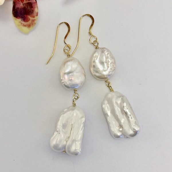 Ella øreringe i 18 karat guld forgyldt sølv med store barokke hvide perler og krog ca 7 cm lange