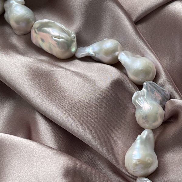 Boss Lady halskæde i 18 karat guld forgyld halskæde med store barokke ferskvands perler 50 cm