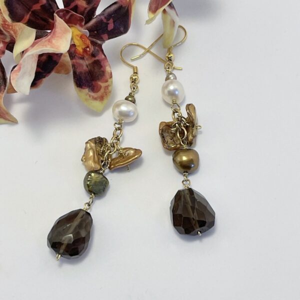 Alexandra øreringe i 18 karat guld forgyldt sølv mix af perler og sten brun og guld farver krog ca 7 cm