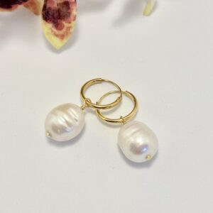 Camille øreringe i 18 karat guld forgyldt sølv og barok perle klassisk kreol 3 cm lange