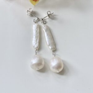 Denise örhängen i sterling silver med droppformade pärlor och pärlstavar ca 5 cm