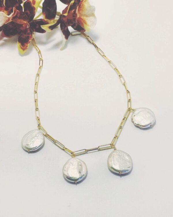 Max halsband i 18 karat guld förgylld silver kedja och platta barocka pärlor 50 cm