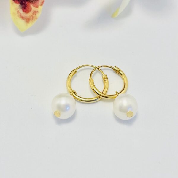 My øreringe i 18 karat guld forgyld sølv kreol og 5 mm lille ferskvandsperle 2 cm