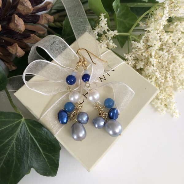Mai øreringe med krog blå ferskvandsperler blå agat, lapis og aquamarin sten 7 cm