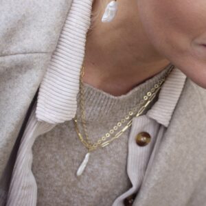 Vilda halskæde med lang barok perle og 18 karat guld forgyldt sølv 50 cm