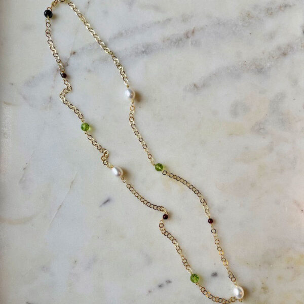 Adrey halskæde med peridot, granat, hæmatit sten og kulturperler i 18 karat forgyldt sølv – 63 cm