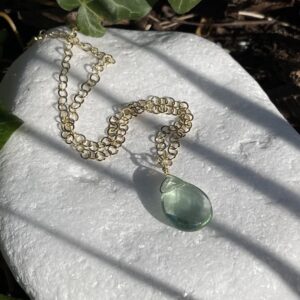 Meditative halsband i 18 karat förgyllt silver med en droppformad grön fluorit sten 50 cm