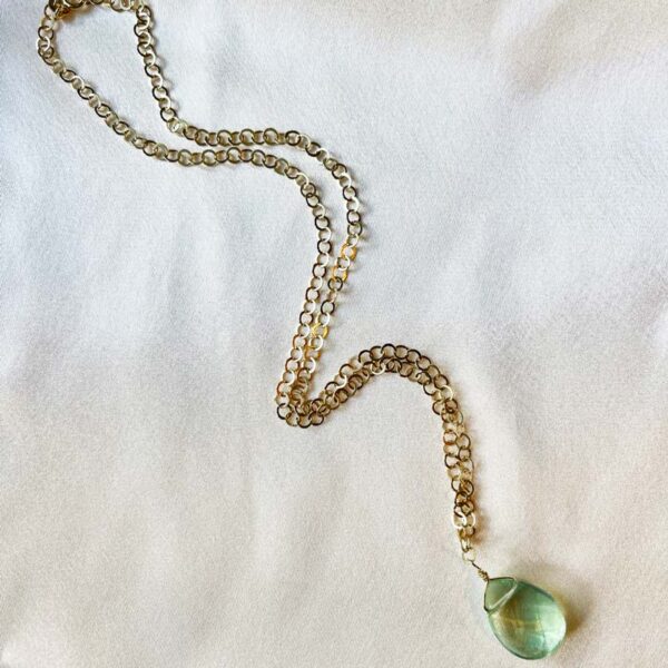 Meditative halsband i 18 karat förgyllt silver med en droppformad grön fluorit sten 50 cm