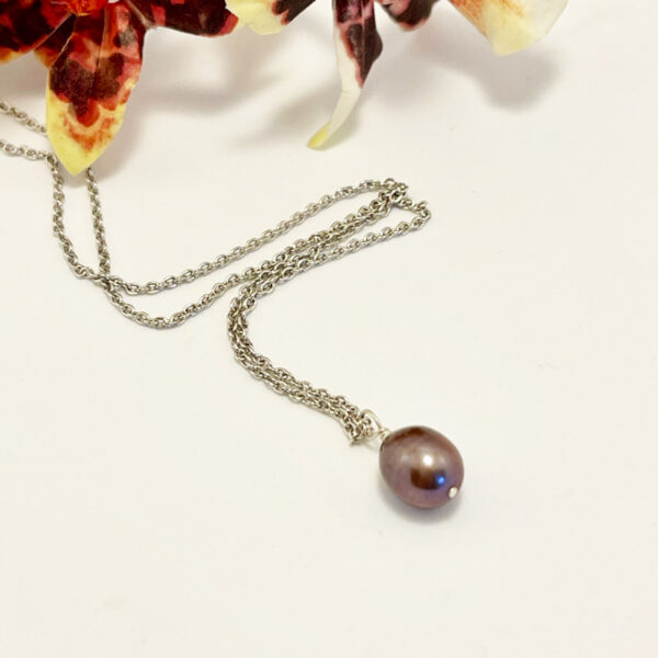 Lilian halsband tunn rhodierad silverkedja med oval lilagrå sötvatten odlad pärla 45 cm