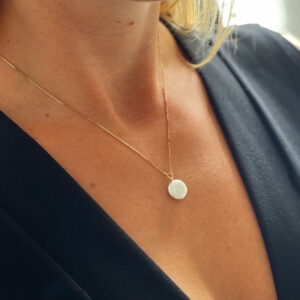 Pia halskæde med ægte ferskvandskultur lysegrå flad perle tynd venezia 18 karat forgyldt sølv kæde 45 cm