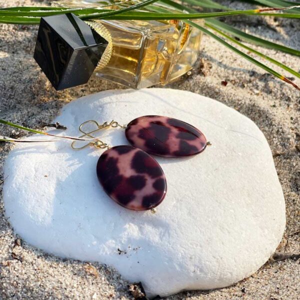Zoey øreringe i marmoreret jaspis leopardmotiv unik sten 2,5 cm bred 5,5 cm lang krog i 18 karat guld forgyldt sølv