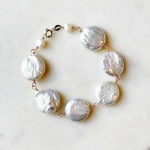 Maxwell armband med platta barocka vita pärlor och 18 karat guld förgyllt silverlås 19 cm