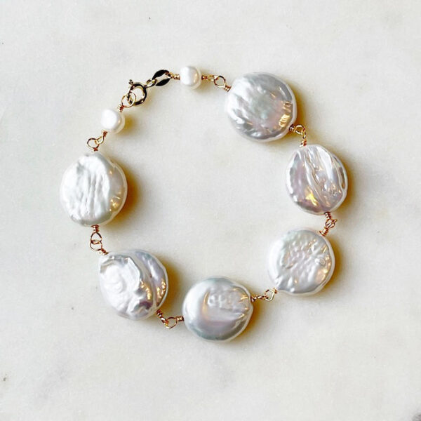 Maxwell armband med platta barocka vita pärlor och 18 karat guld förgyllt silverlås 19 cm