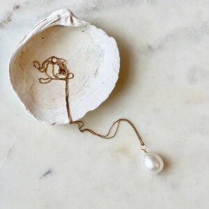 Pärlan halsband tunn venezia kedja i 18 karat guldförgyllt silver stor vacker vit droppformad sötvatten odlad pärla 45 cm