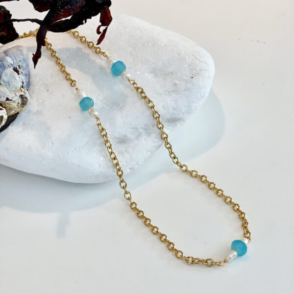 Small Lagoon halsband blå agat biwapärlor mässing med 18 karat guld förgyllning 42 cm