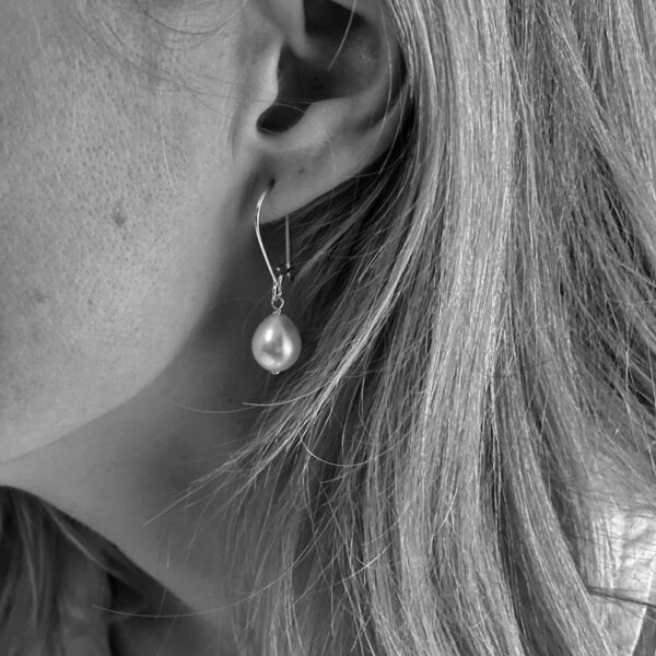Noella øreringe i sølv med hvide ferskvandsperler
