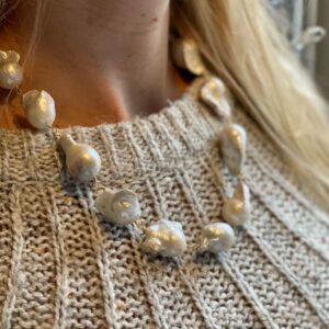 Paradise halsband i guld förgylld mässing med vitgrå barocka sötvattens odlade pärlor – 55 cm