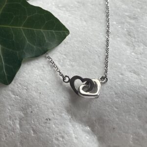 Together – halskæde i rhodineret sølv med hjerter 45 cm
